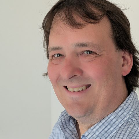 Toby Russell headshot